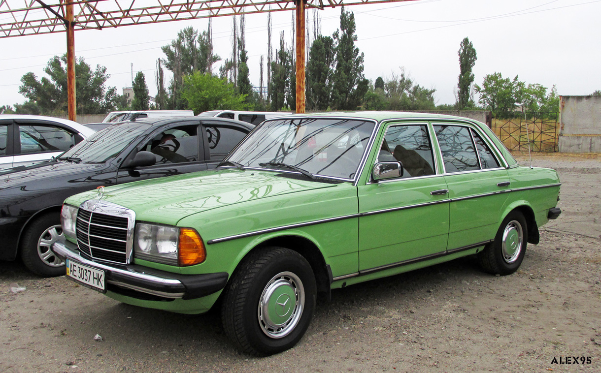 Днепропетровская область, № АЕ 3037 НК — Mercedes-Benz (W123) '76-86