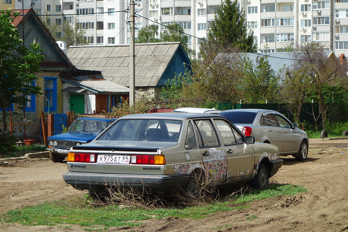 Саратовская область, № Х 975 ЕТ 64 — Volkswagen Passat (B2) '80-88