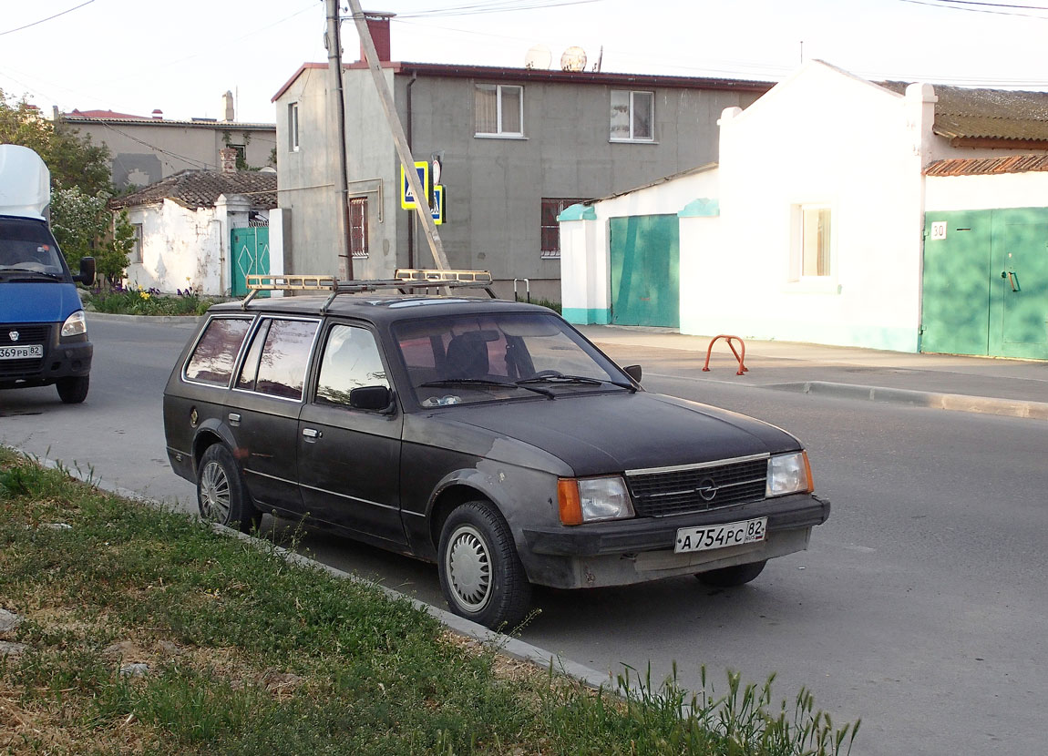Крым, № А 754 РС 82 — Opel Kadett (D) '79-84