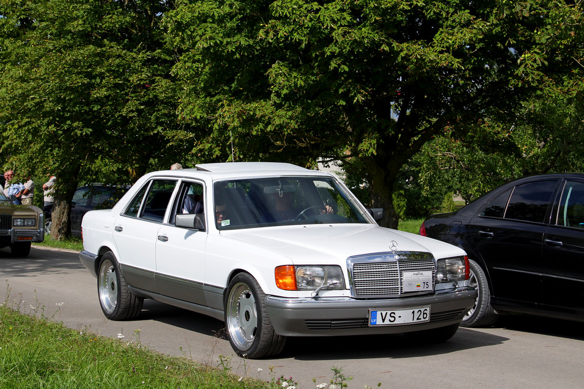 Латвия, № VS-126 — Mercedes-Benz (W126) '79-91; Литва — Nesenstanti klasika 2020