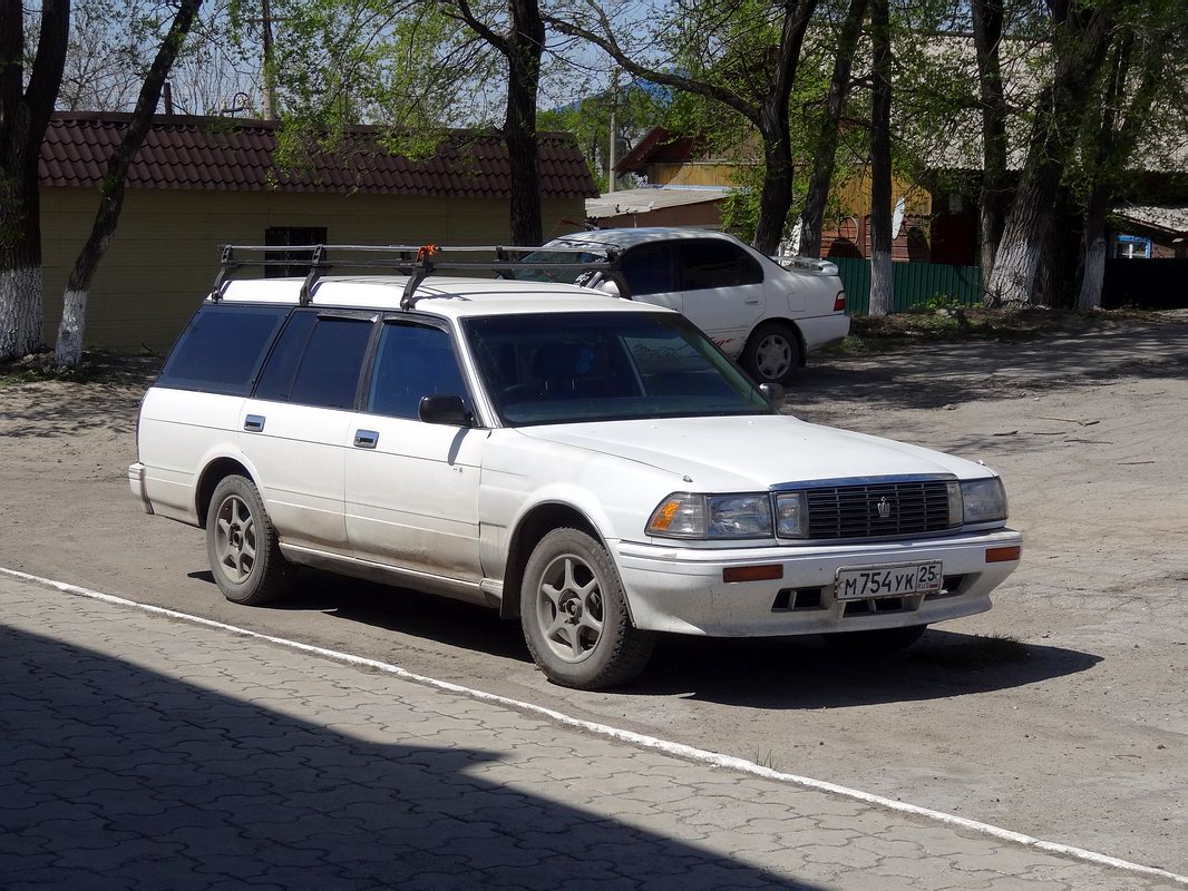 Приморский край, № М 754 УК 25 — Toyota Crown (S130) '87-91