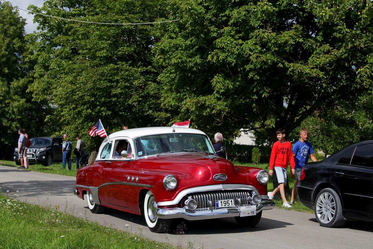 Латвия, № 1951 — Buick Special '49-58; Литва — Nesenstanti klasika 2020