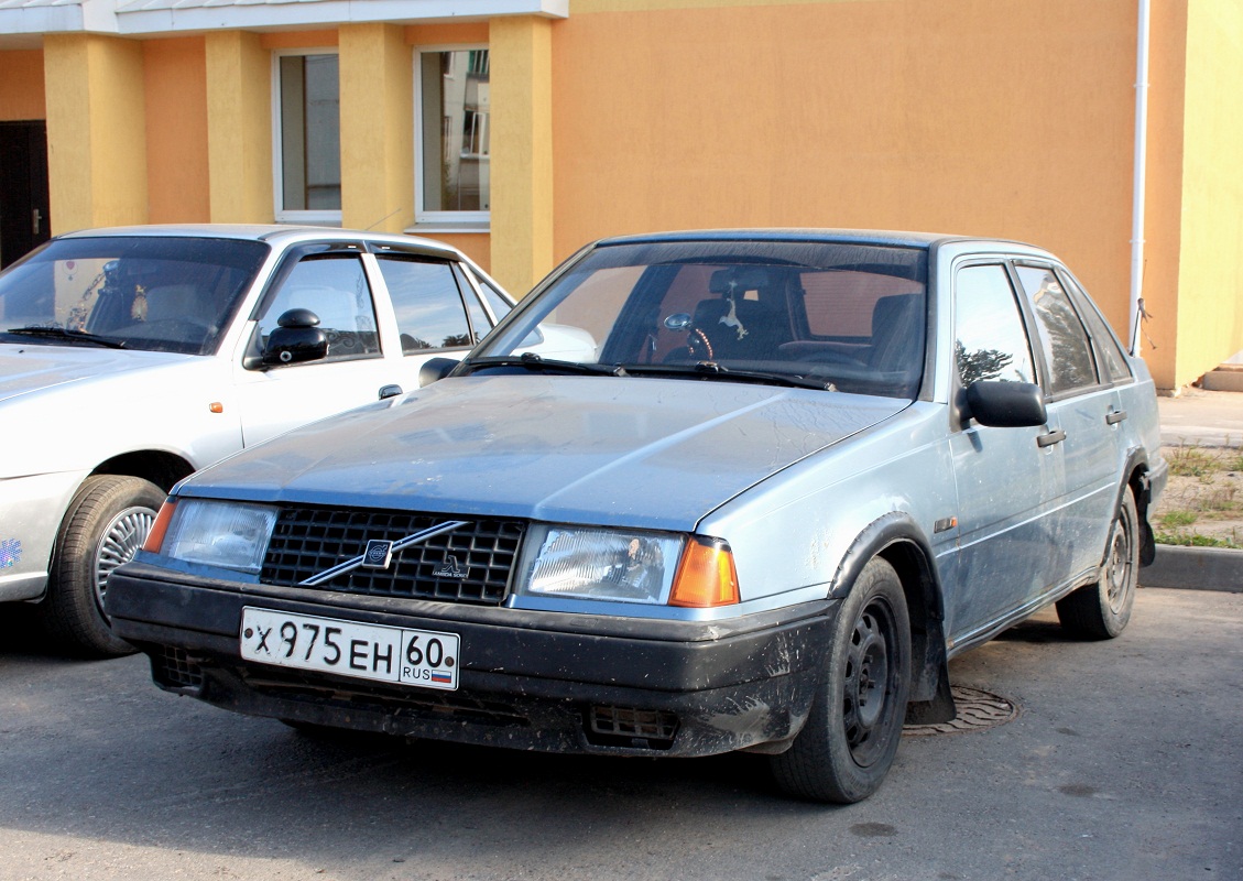 Псковская область, № Х 975 ЕН 60 — Volvo 440 '87-96