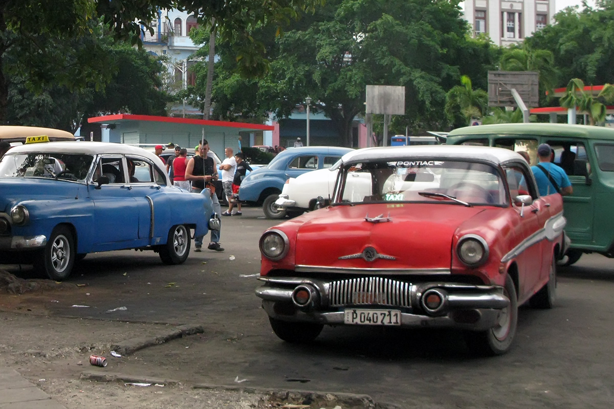 Куба, № P 040 711 — Pontiac Laurentian '55-57
