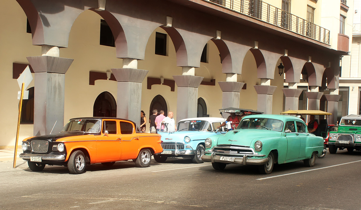 Куба, № P 100 106 — Studebaker Lark (1G) '59-61; Куба, № P 111 955 — Chrysler Imperial (6G) '49-54
