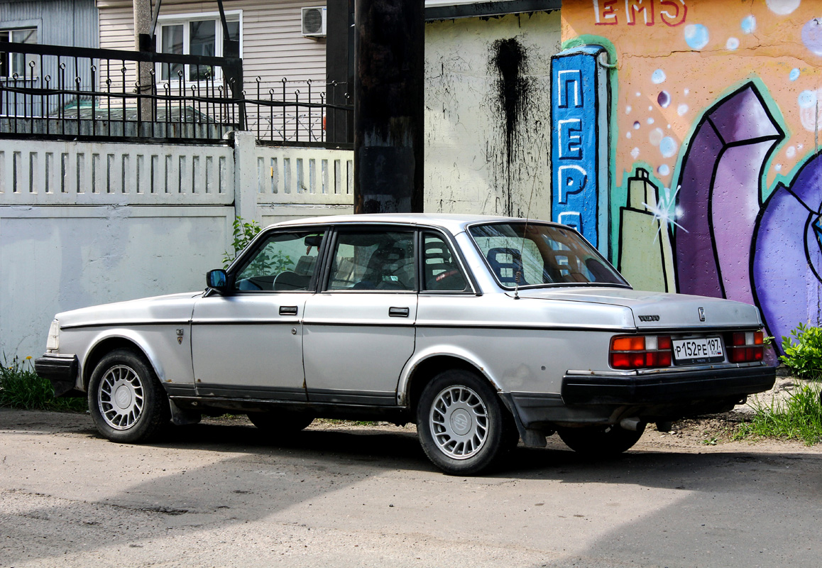 Москва, № Р 152 РЕ 197 — Volvo 240 GL '86–93