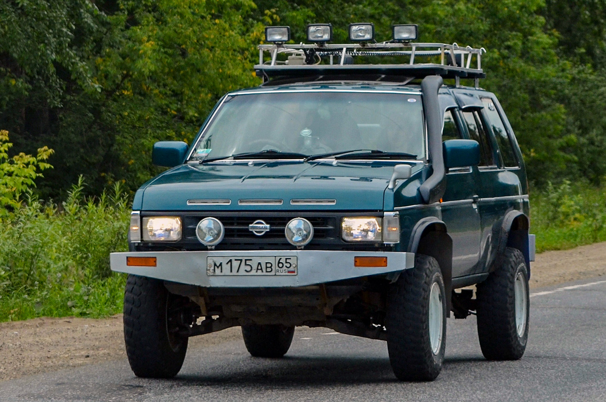 Сахалинская область, № М 175 АВ 65 — Nissan Terrano '86-95