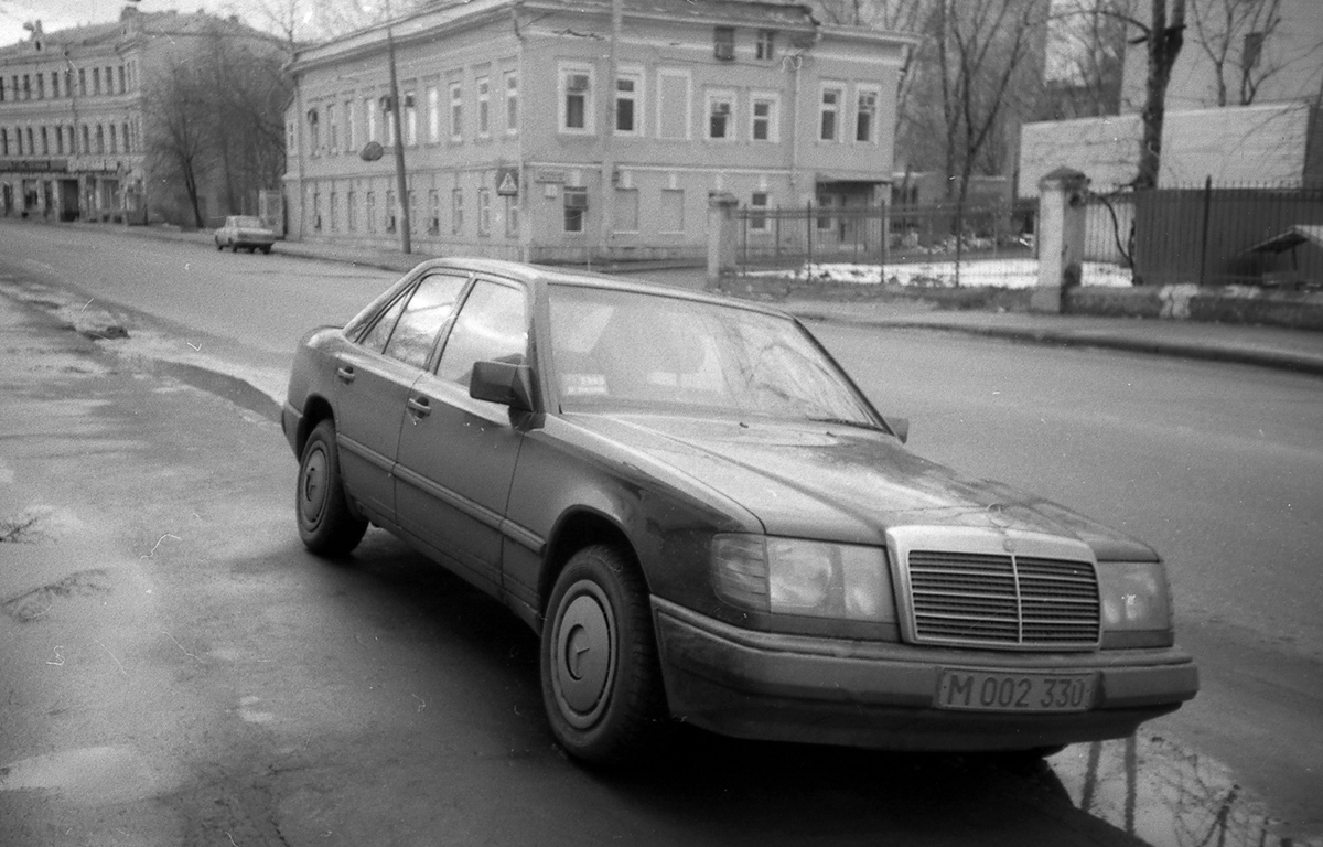 Москва, № М 002 330 — Mercedes-Benz (W124) '84-96