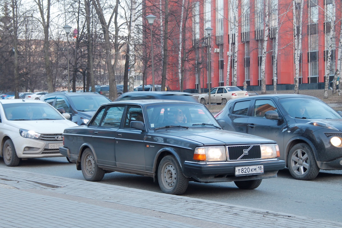 Удмуртия, № Т 820 КМ 18 — Volvo 264 TE '77–81