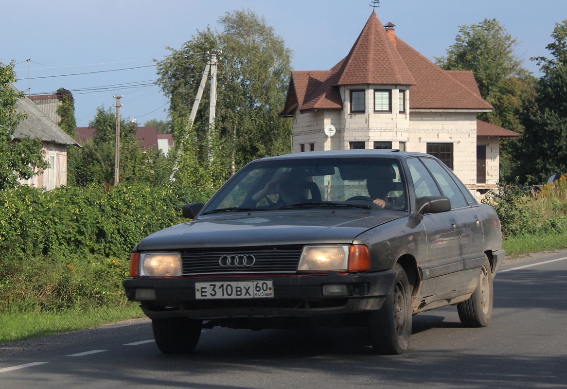 Псковская область, № Е 310 ВХ 60 — Audi 100 (C3) '82-91
