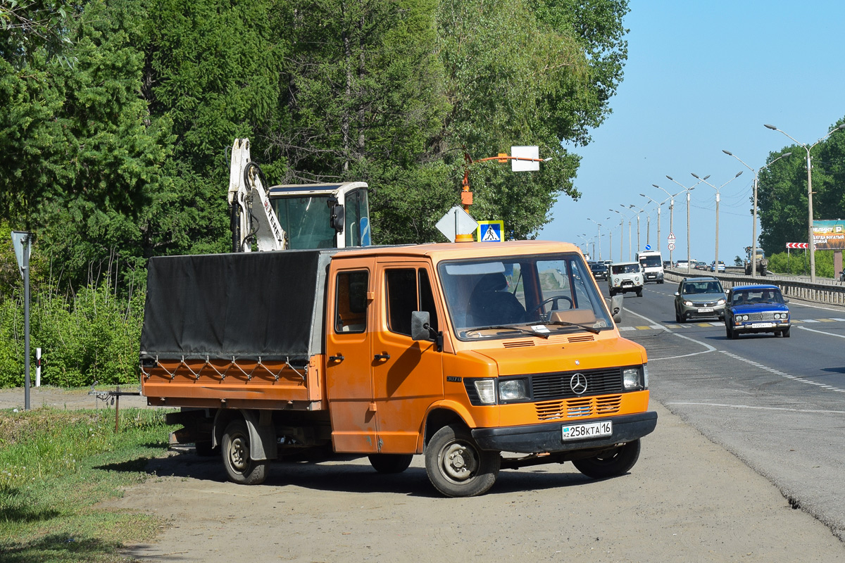 Восточно-Казахстанская область, № 258 KTA 16 — Mercedes-Benz T1 '76-96