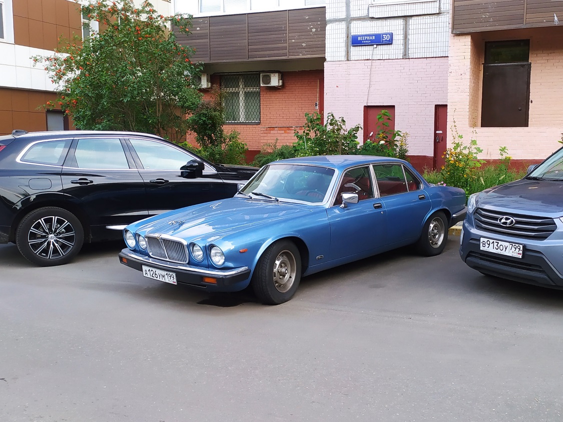 Москва, № А 126 УМ 199 — Jaguar XJ (Series III) '79-92
