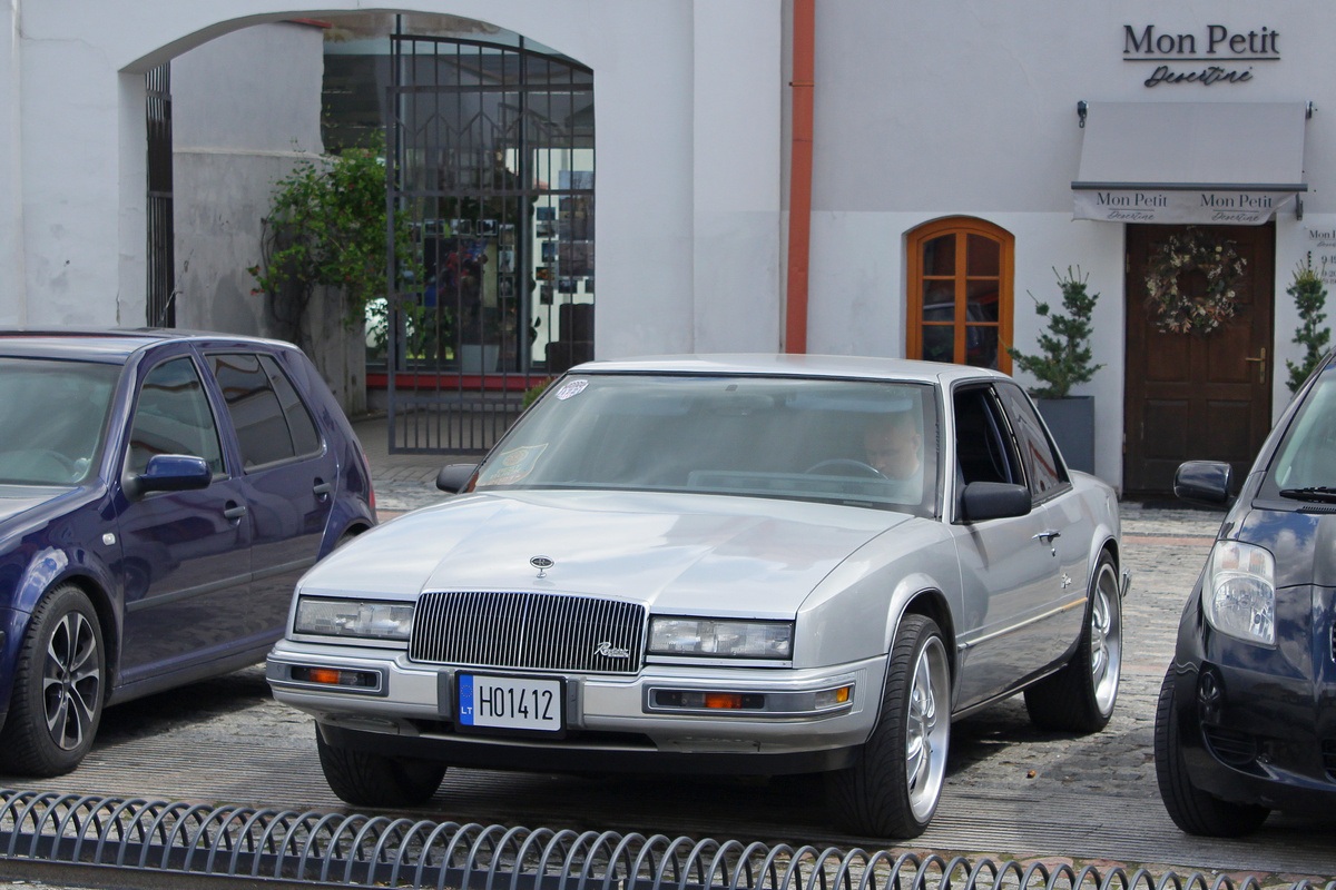 Литва, № H01412 — Buick Riviera (7G) '86-93