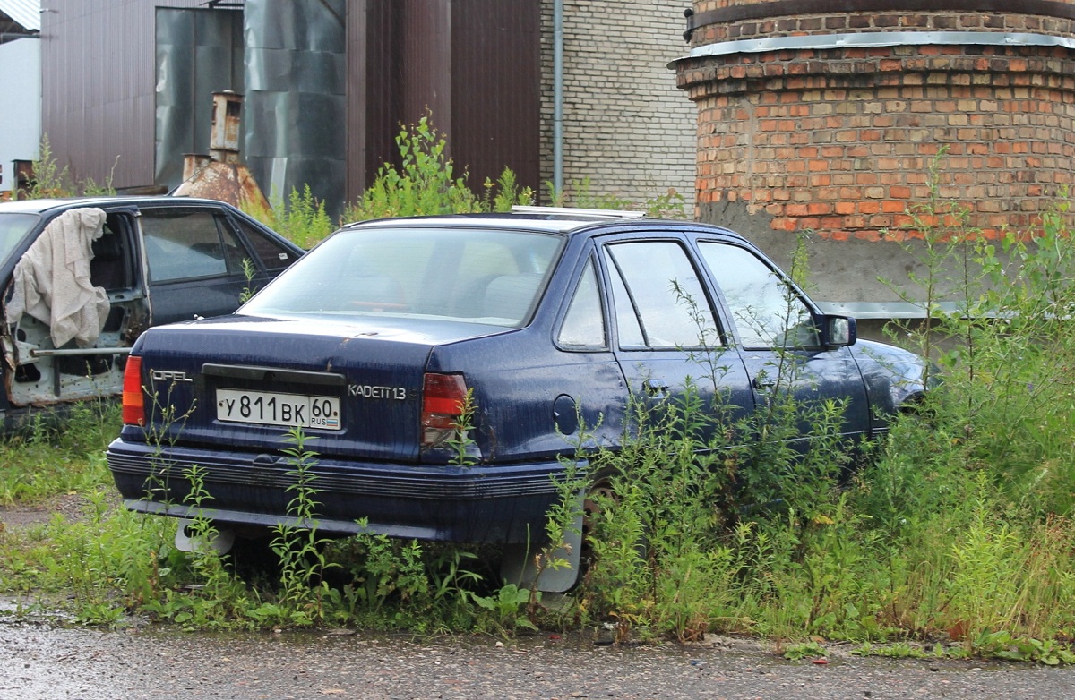 Псковская область, № У 811 ВК 60 — Opel Kadett (E) '84-95
