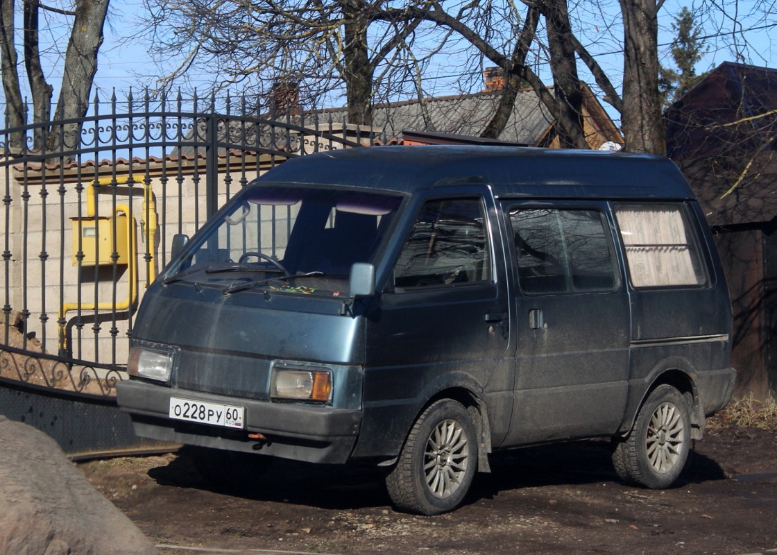 Псковская область, № О 228 РУ 60 — Nissan Vanette Largo (C22) '85-94