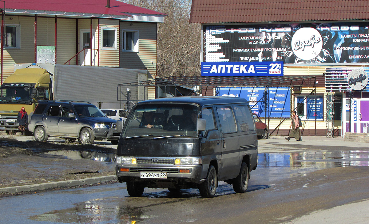 Алтайский край, № У 694 КТ 22 — Nissan Caravan (E24) '86-01