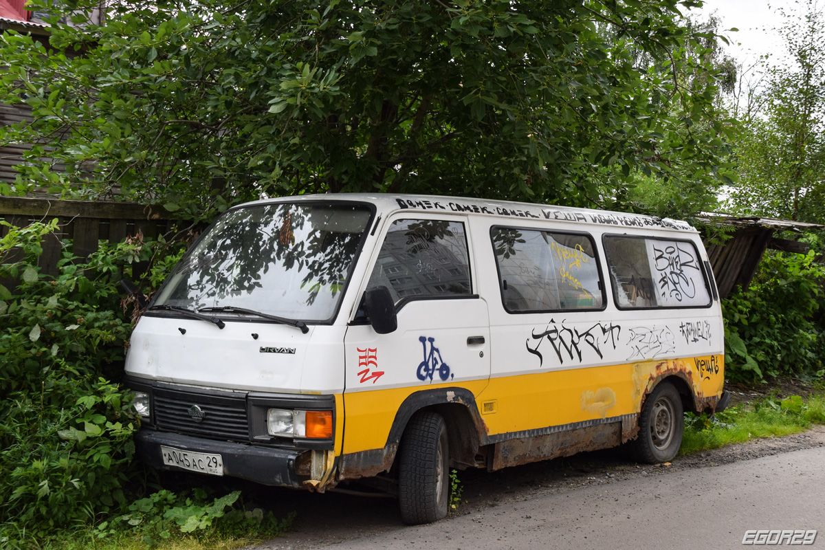 Архангельская область, № А 045 АС 29 — Nissan Urvan (E24) '86-01