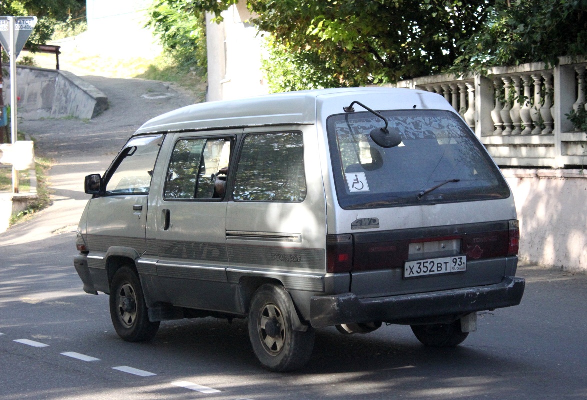 Краснодарский край, № Х 352 ВТ 93 — Toyota TownAce '86–99