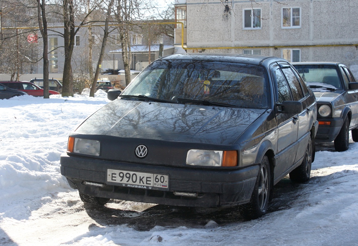 Псковская область, № Е 990 КЕ 60 — Volkswagen Passat (B3) '88-93