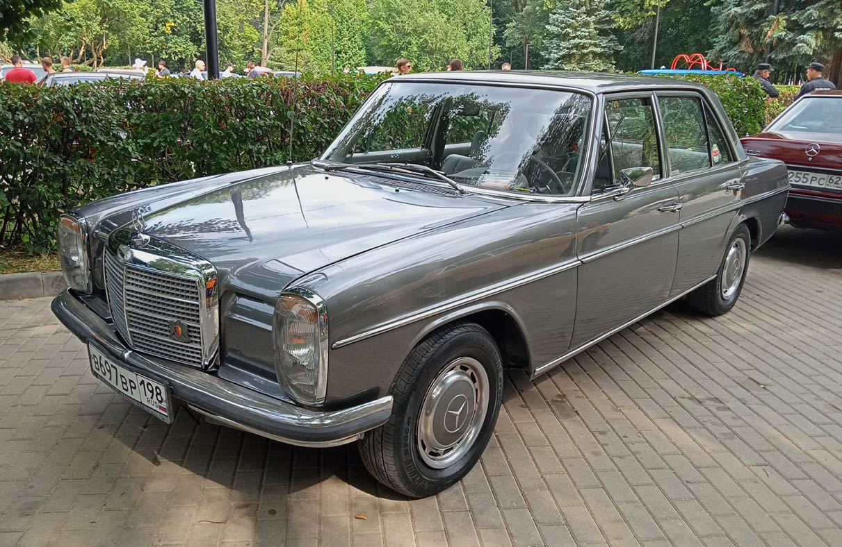 Санкт-Петербург, № В 697 ВР 198 — Mercedes-Benz (W114/W115) '72-76; Рязанская область — 8-й ретро-фестиваль "Машина Времени", 7 августа 2021 г.