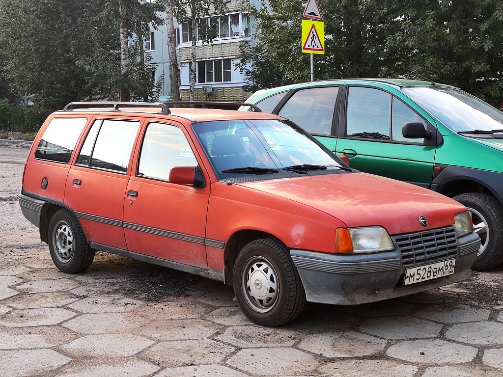 Тверская область, № М 528 ВМ 69 — Opel Kadett (E) '84-95