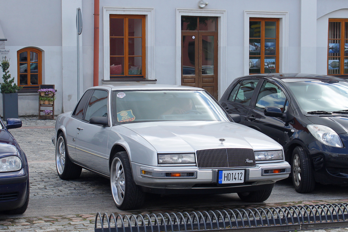 Литва, № H01412 — Buick Riviera (7G) '86-93