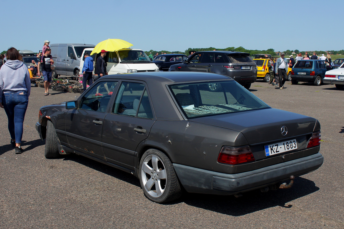 Латвия, № KZ-1803 — Mercedes-Benz (W124) '84-96; Литва — Retro mugė 2023