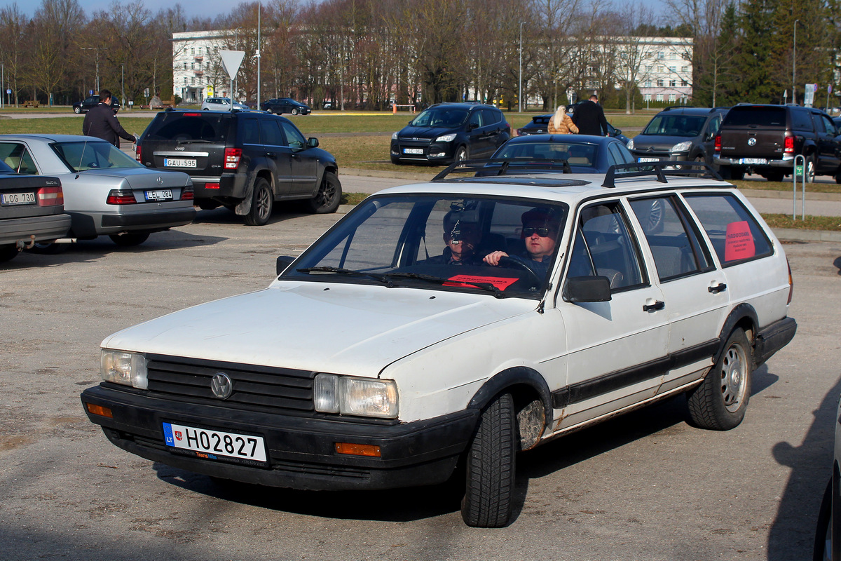 Литва, № H02827 — Volkswagen Passat (B2) '80-88; Литва — Retro mugė 2024 žiema