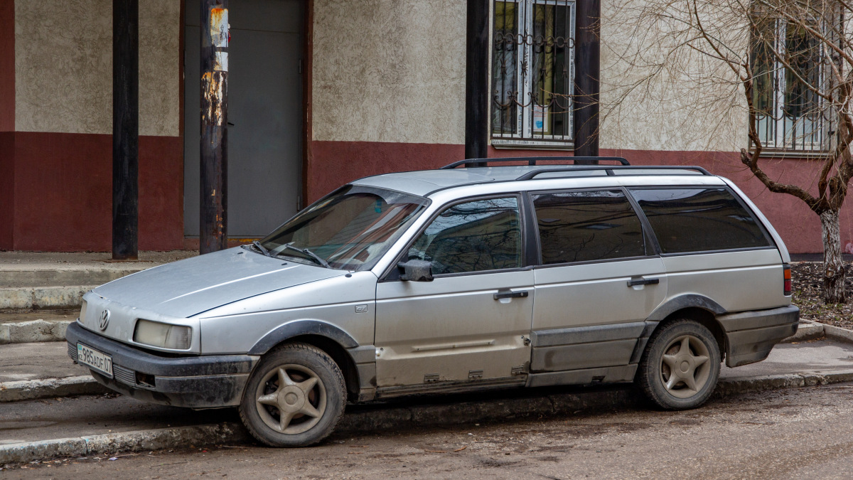 Атырауская область, № KZ 985 ADF 07 — Volkswagen Passat (B3) '88-93