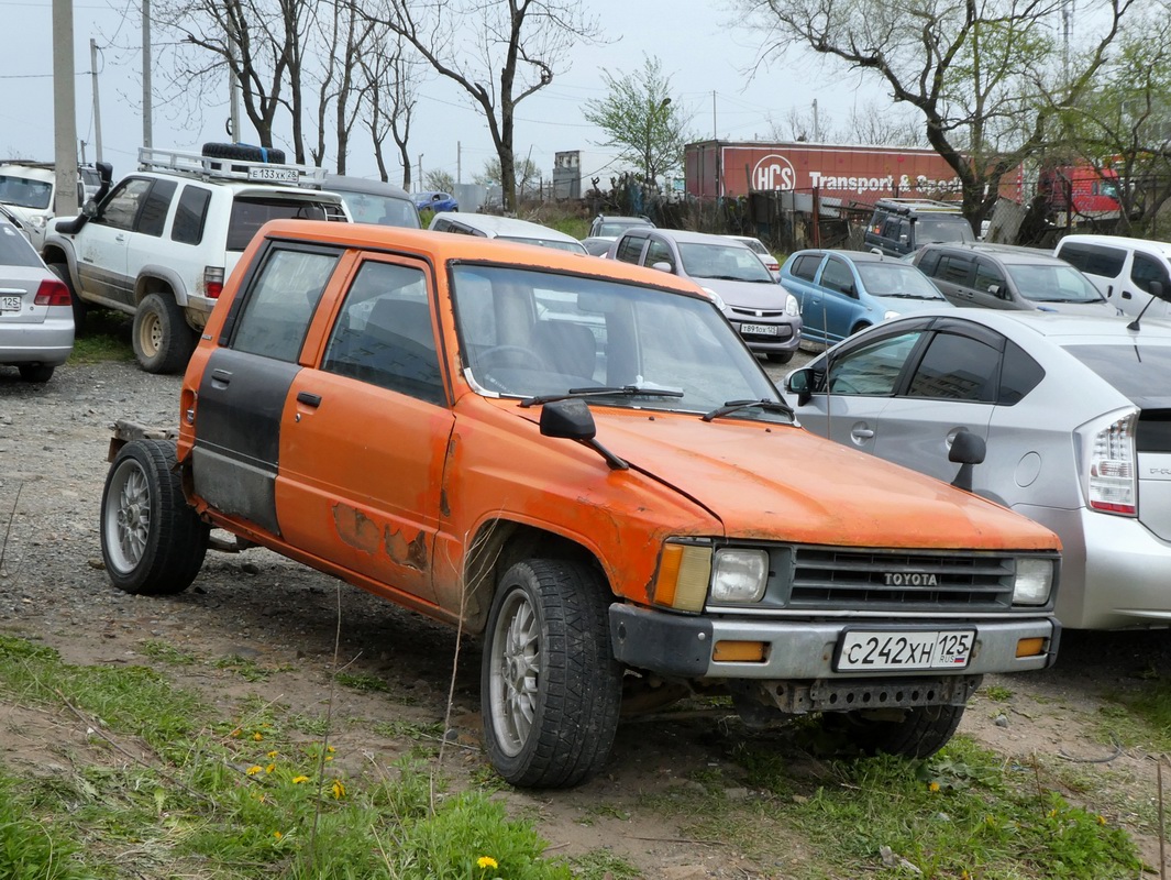 Приморский край, № С 242 ХН 125 — Toyota Hilux (4G) '84-88