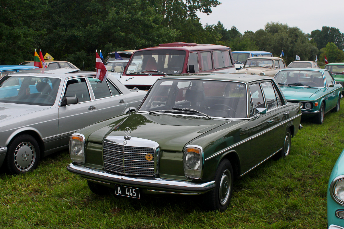 Эстония, № A 445 — Mercedes-Benz (W114/W115) '72-76; Литва — Baltijos kelias 35