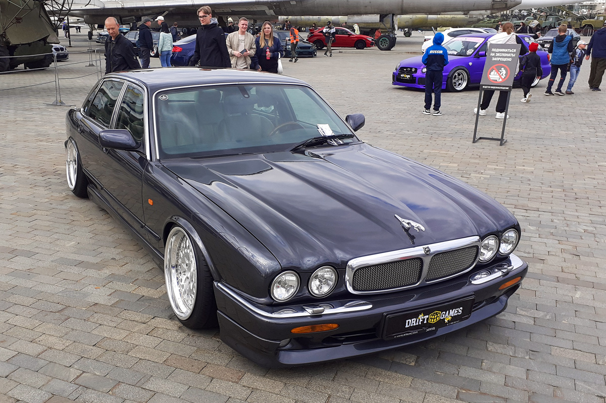 Москва, № А 237 ХМ 99 — Jaguar XJ (Series IV) '94-03