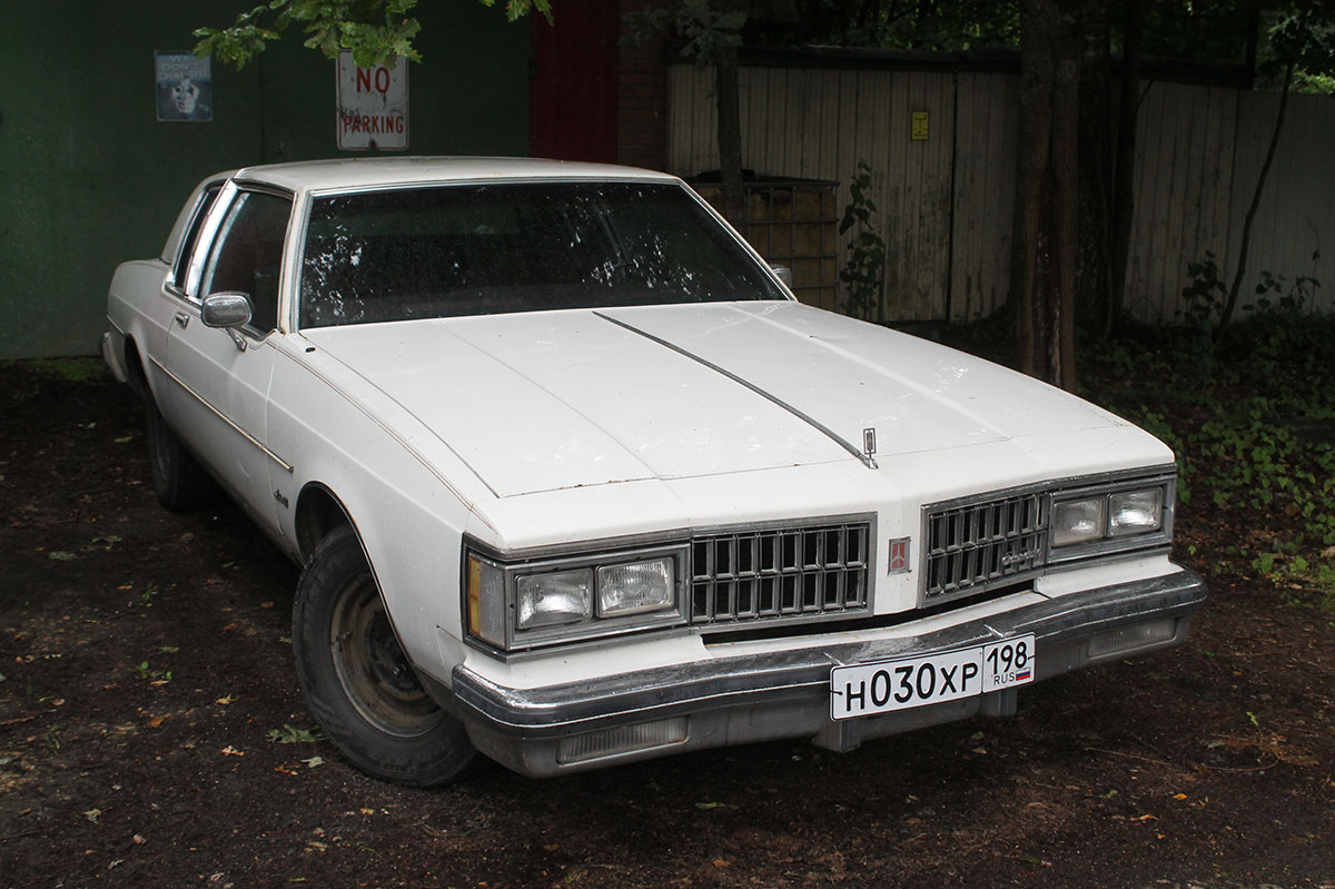 Санкт-Петербург, № Н 030 ХР 198 — Oldsmobile Delta 88 (8G) '77-85