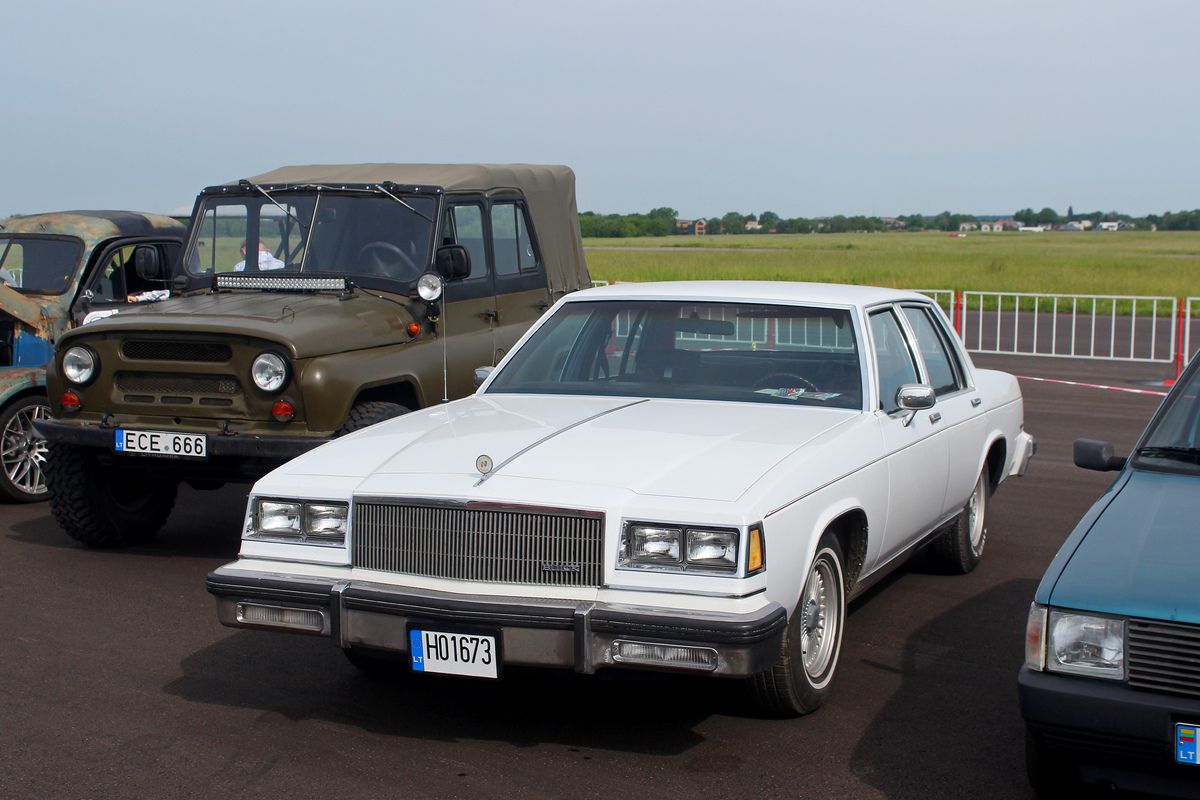 Литва, № H01673 — Buick LeSabre (5G) '77-85; Литва — Retro mugė 2024