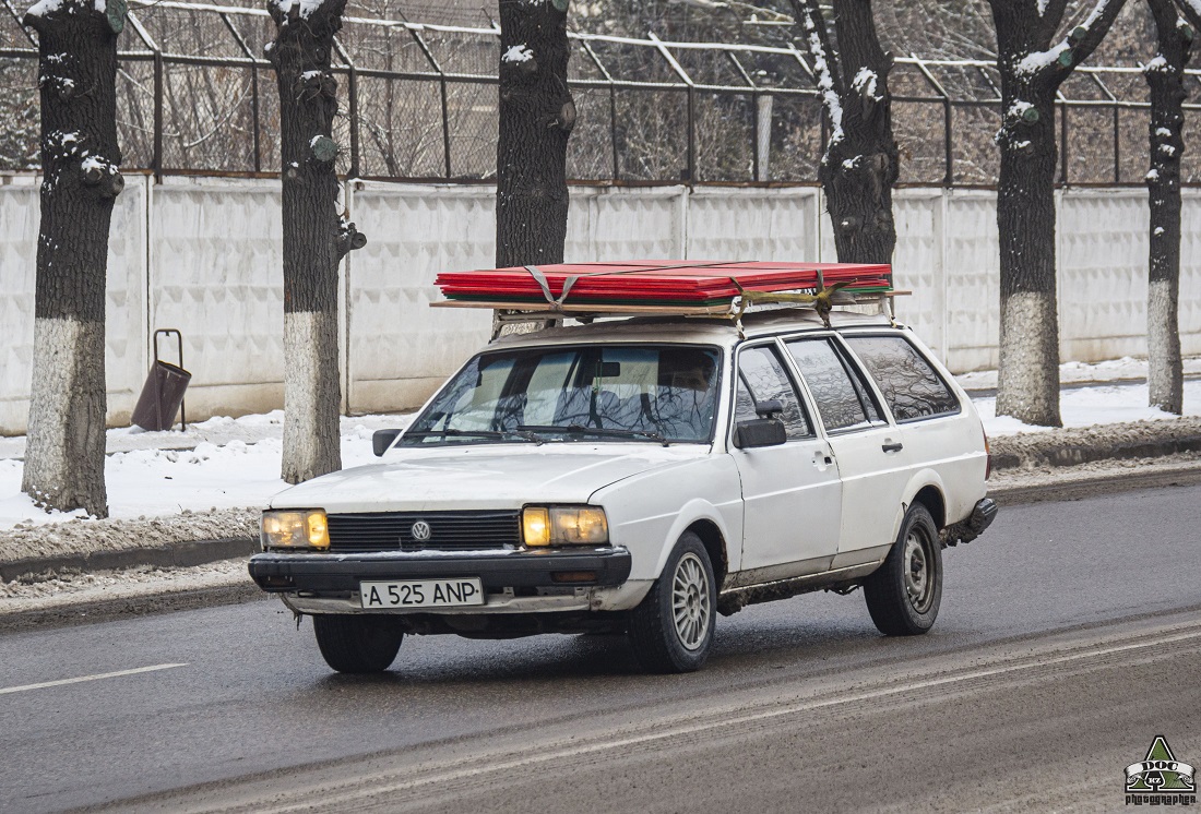 Алматы, № A 525 ANP — Volkswagen Passat (B2) '80-88