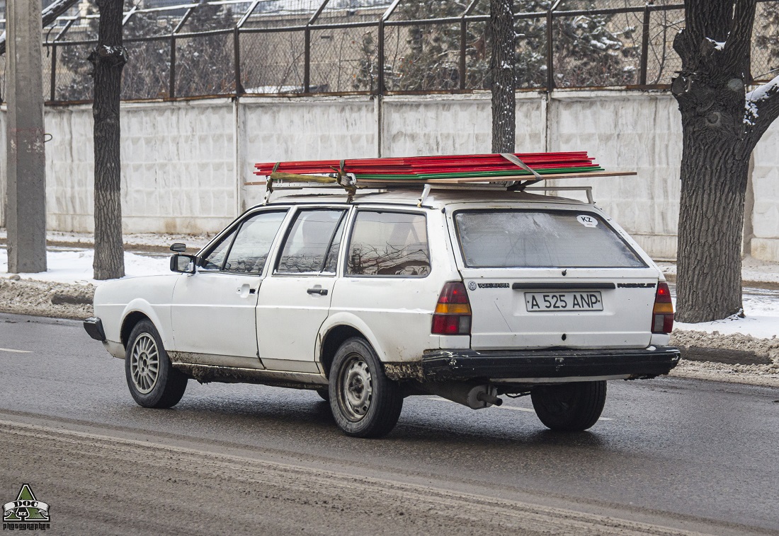 Алматы, № A 525 ANP — Volkswagen Passat (B2) '80-88