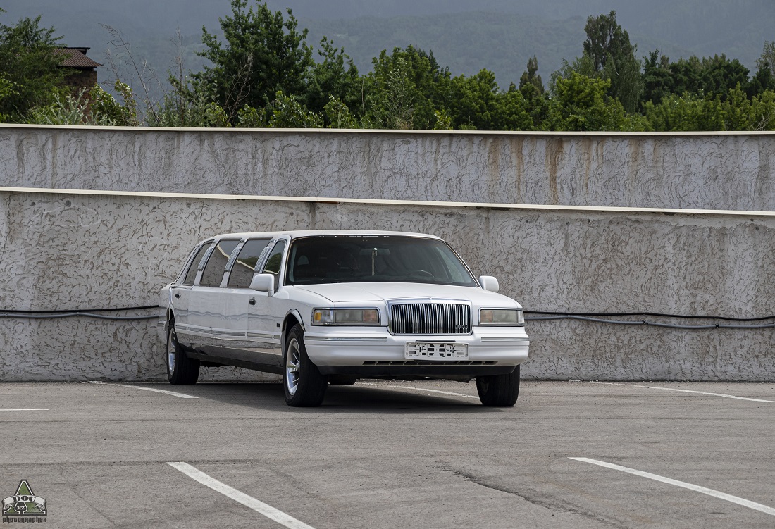 Алматы, № (KZ02) Б/Н 0024 — Lincoln Town Car (2G) '90-97