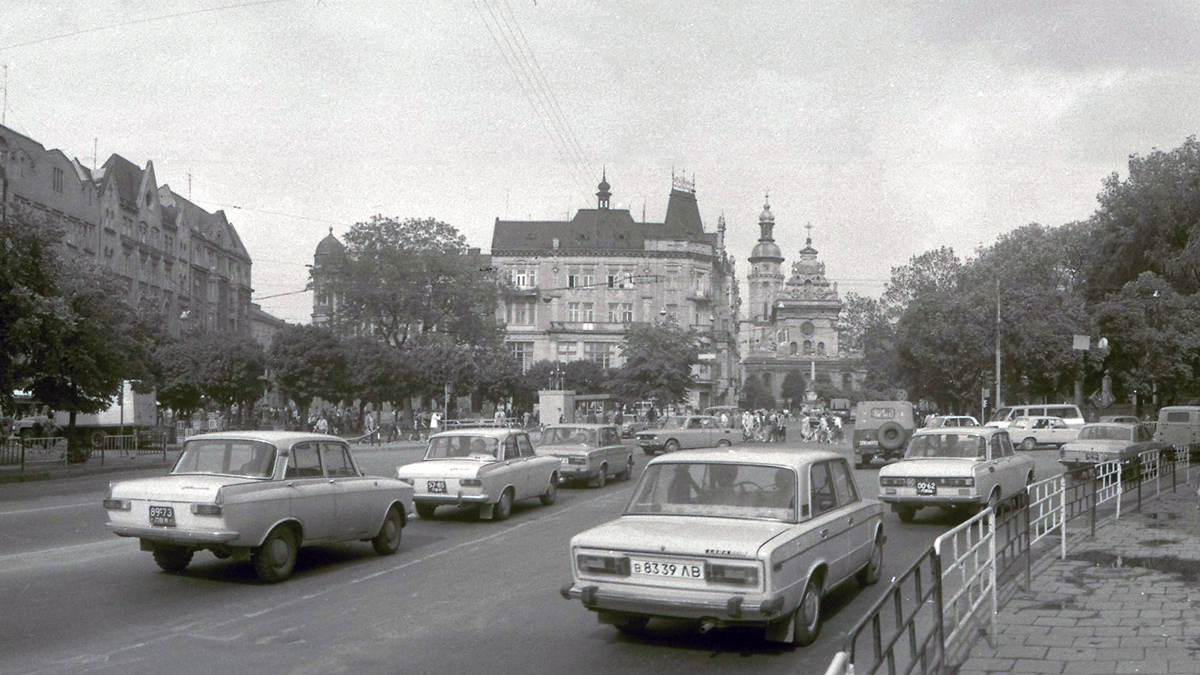 Львовская область, № 89-73 ЛВЖ — Москвич-408/412 (общая модель) '64-82; Львовская область, № В 8339 ЛВ — ВАЗ-2106 '75-06; Львовская область — Исторические фотографии