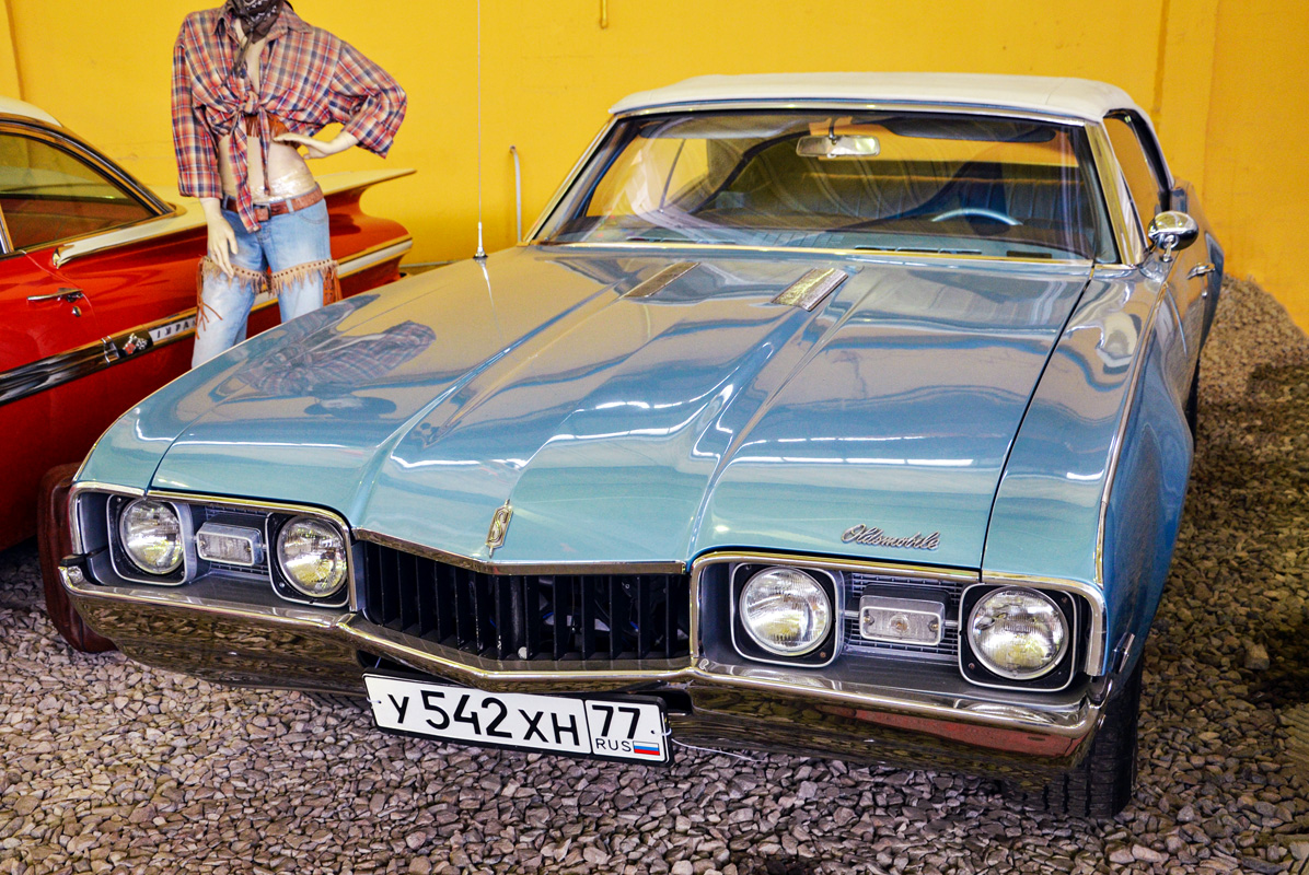 Москва, № У 542 ХН 77 — Oldsmobile Cutlass (3G) '68-72