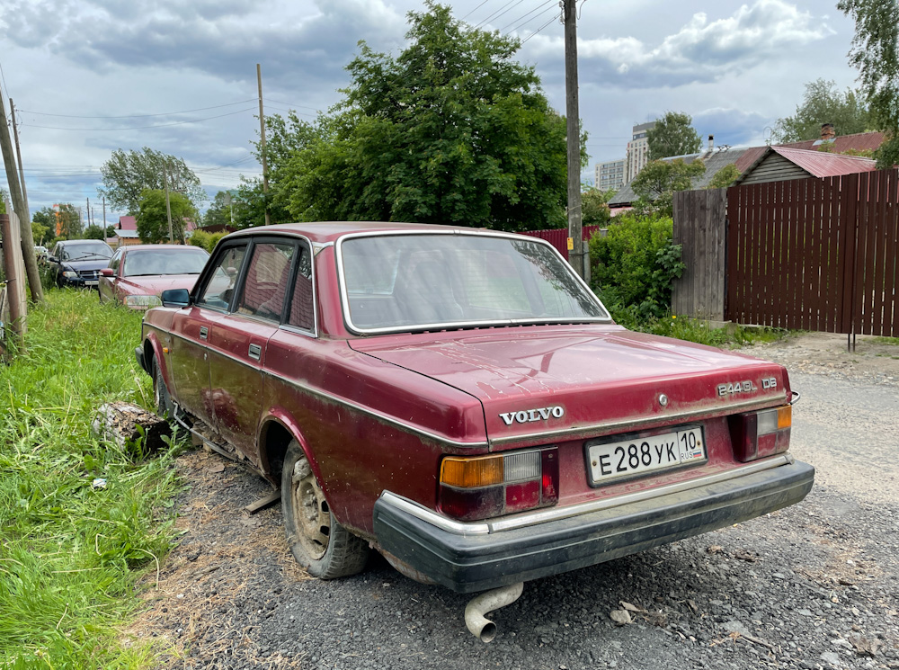 Карелия, № Е 288 УК 10 — Volvo 240 Series (общая модель)