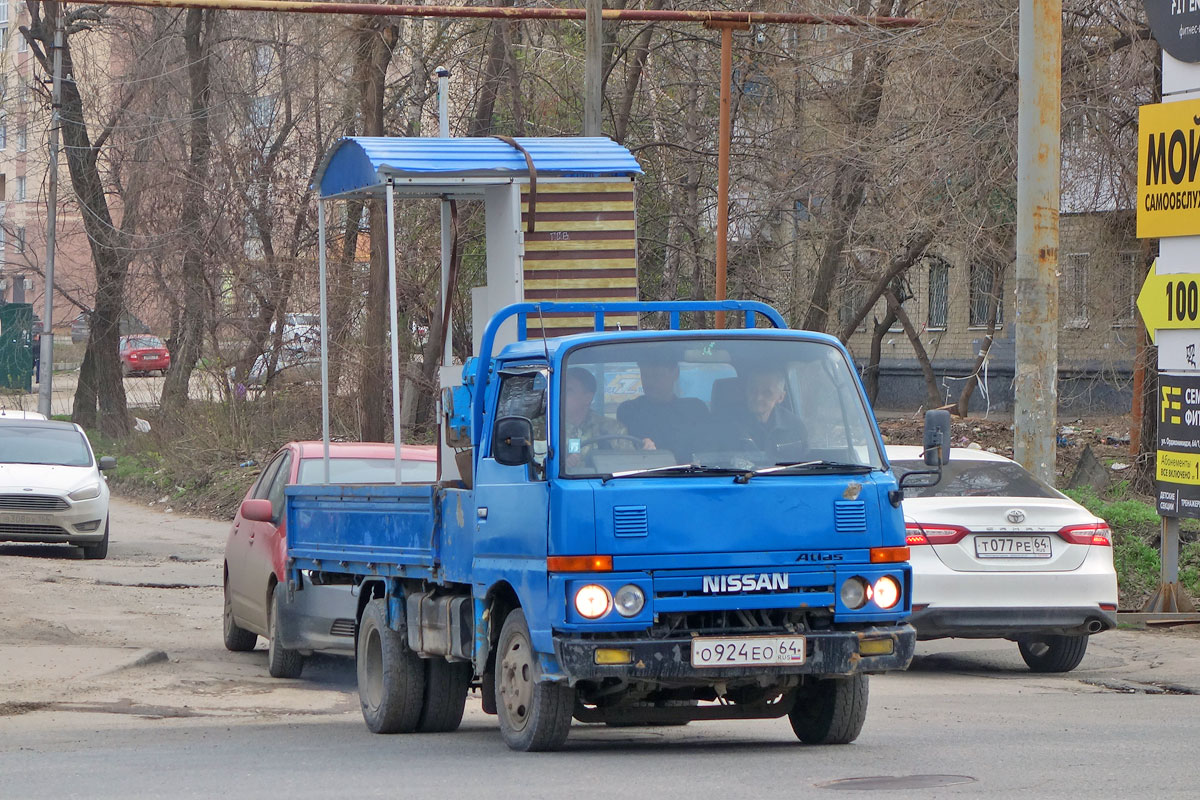 Саратовская область, № О 924 ЕО 64 — Nissan Atlas 100/150 (F22) '82-92