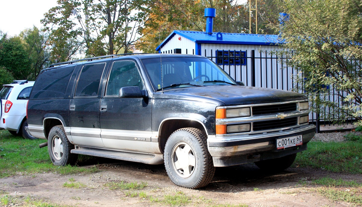 Псковская область, № С 001 КЕ 60 — Chevrolet Suburban (8G) '92-99