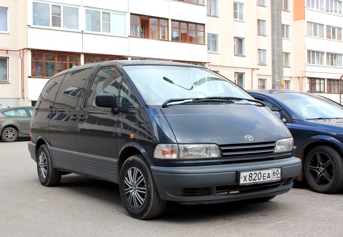 Псковская область, № Х 820 ЕА 60 — Toyota Previa '90-00