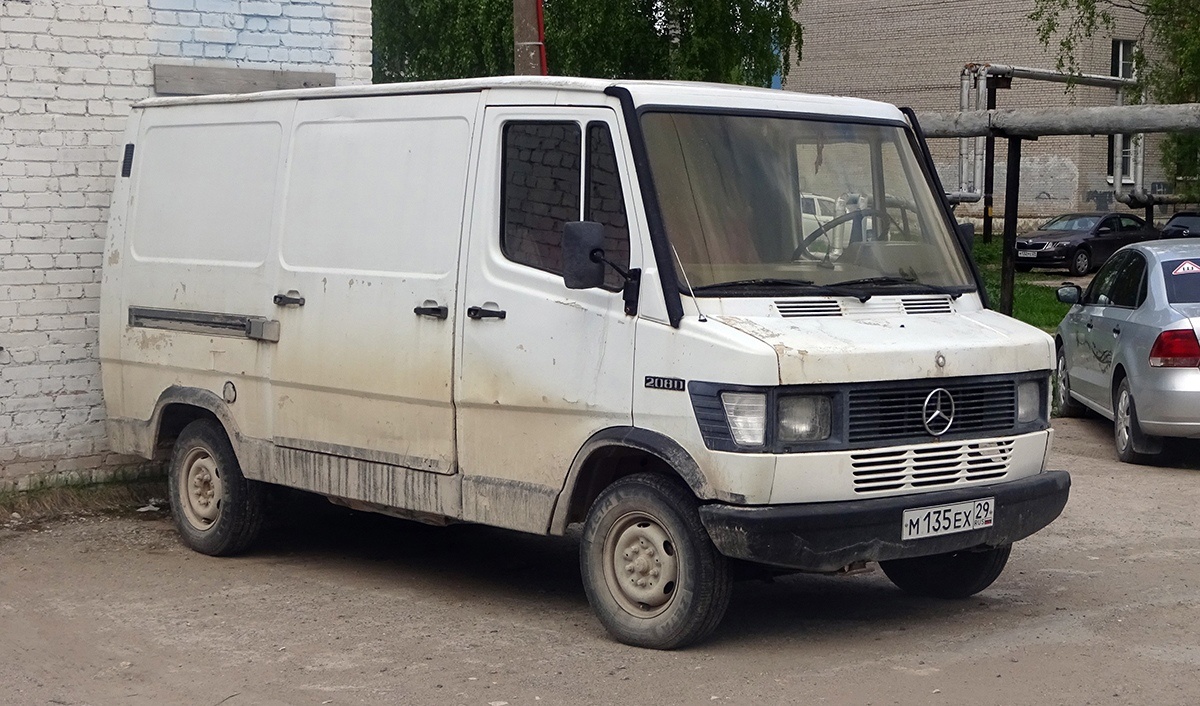 Архангельская область, № М 135 ЕХ 29 — Mercedes-Benz T1 '76-96