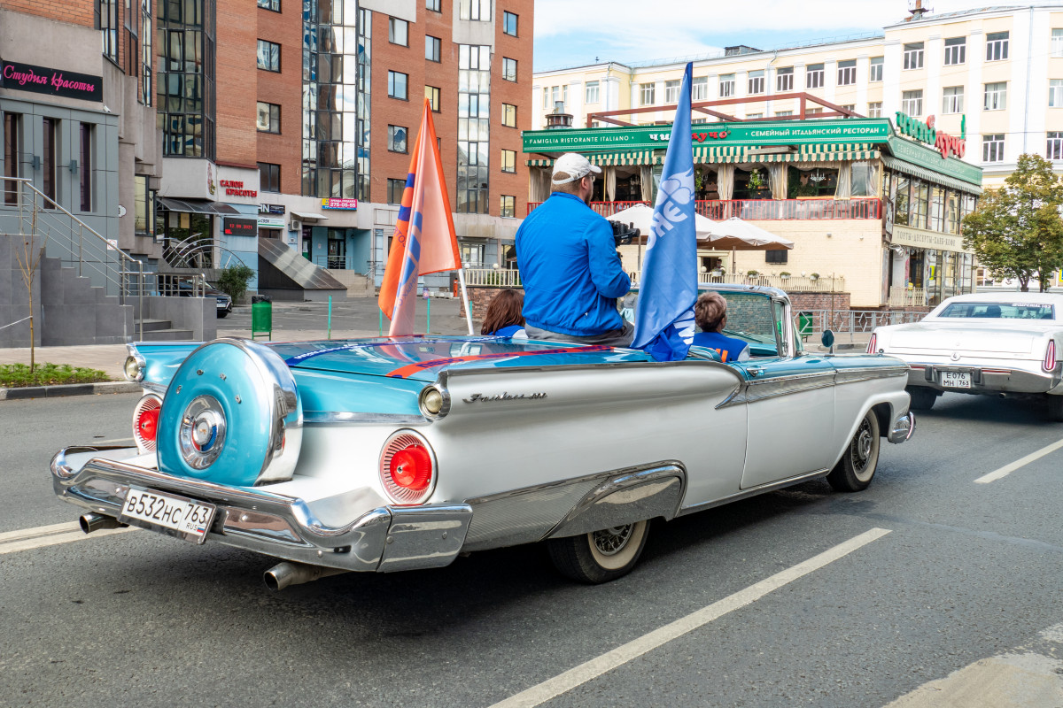 Самарская область, № В 532 НС 763 — Ford Fairlane 500 Skyliner '58; Самарская область — Ретро-парад в честь Дня Города 12 сентября 2021 г.