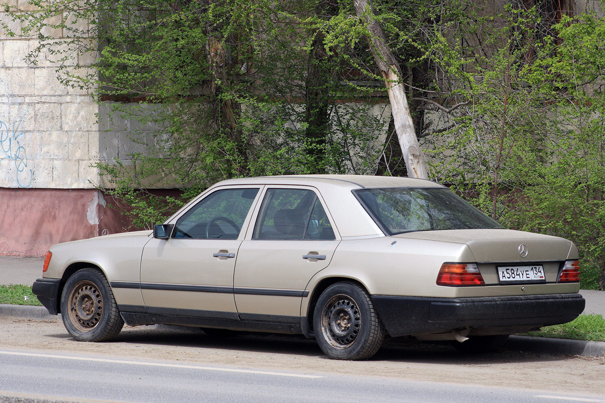 Волгоградская область, № А 584 УЕ 134 — Mercedes-Benz (W124) '84-96