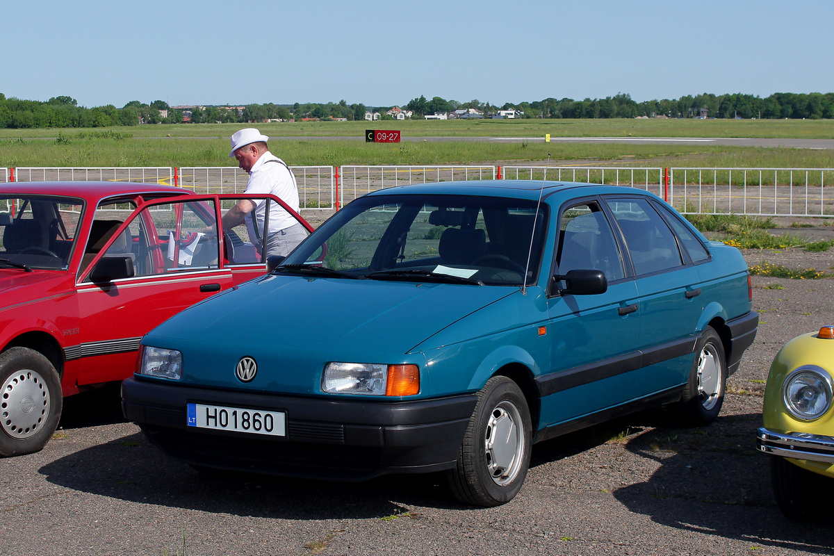 Литва, № H01860 — Volkswagen Passat (B3) '88-93; Литва — Retro mugė 2023