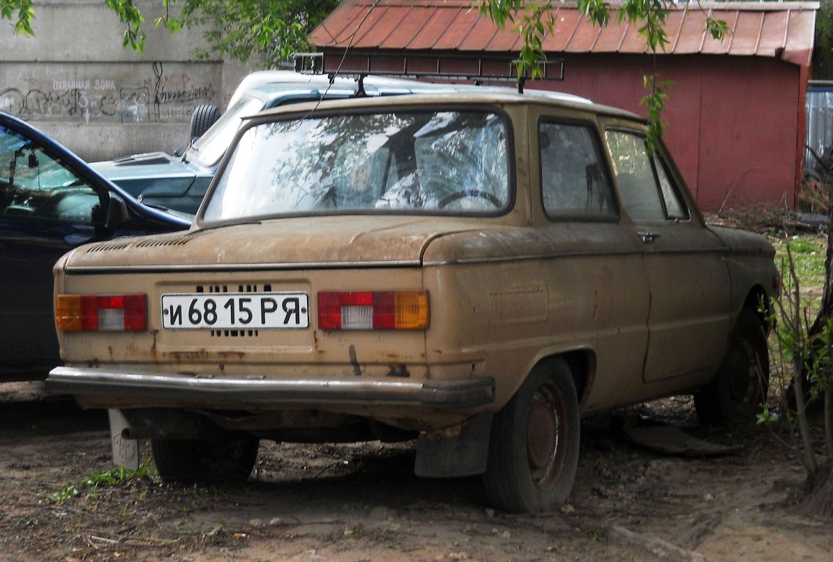 Заброшенный Запорожец в лесу