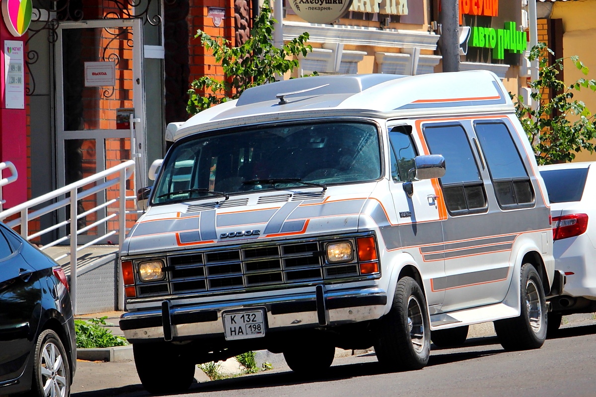 Санкт-Петербург, № К 132 НА 198 — Dodge Ram Van (2G) '79-97