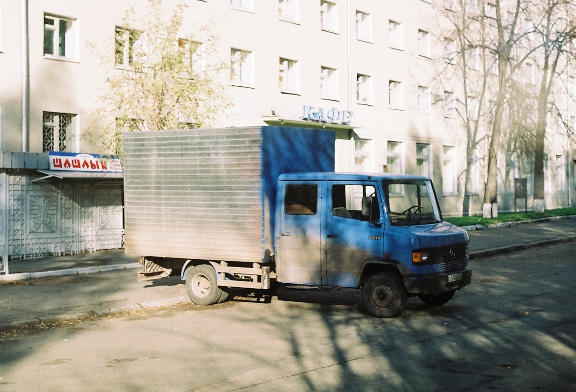 Кировская область, № Е 592 ВХ 43 — Mercedes-Benz T1 '76-96